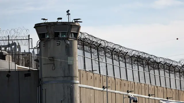 epa11836516 Israeli security at the West Bank military prison of Ofer, north of Jerusalem, 19 January 2025, amid a ceasefire between Israel and Hamas. Israel and Hamas agreed on a hostage release deal and a Gaza ceasefire to be implemented on 19 January 2025. More than 46,000 Palestinians have been killed in the Gaza Strip, according to the Palestinian Ministry of Health, since Israel launched a military campaign in the strip in response to a cross-border attack led by the Palestinian militant group Hamas on 07 October 2023, in which about 1,200 Israelis were killed and more than 250 taken hostage. EPA/ATEF SAFADI