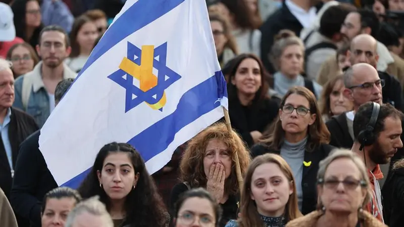 A Tel Aviv si segue sui maxi schermi la liberazione delle tre ragazze - Foto Epa/Abir Sultan © www.giornaledibrescia.it