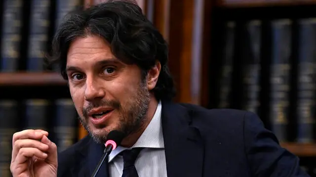 Il capogruppo del Movimento 5 Stelle alla Camera, Francesco Silvestri, durante la presentazione del libro di Mario Turco nella sala Koch del Senato, Roma, 28 maggio 2024. ANSA/RICCARDO ANTIMIANI