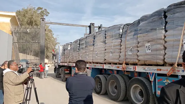 Camion di aiuti in ingresso a Gaza dal valico di Rafah.