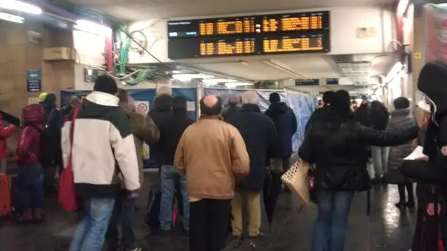 Pendolari alla stazione di Brignole in attesa per la nevicata nella notte a Genova, disagi per il traffico e gli spostamenti dei pendolari sia a piedi che con i treni, 14 dicembre 2012. Commuters waiting for trains at Brignole railway station in Genoa, Italy, 14 December 2012. The heavy snowfall created many traffic problems. ANSA/LUCA ZENNARO