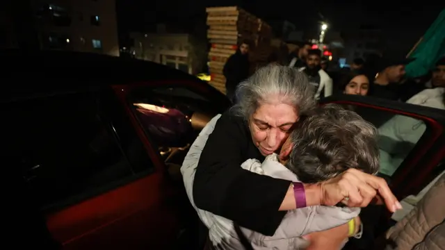 epaselect epa11837565 Palestinian leader of the Popular Front for the Liberation of Palestine (PFLP), Khalida Jarrar (C) greeted by relatives as she arrives in Ramallah, early 20 January 2025, from the Israeli military prison of Ofer, in the West Bank city of Ramallah, ahead of the release of Palestinian prisoners in the Israel-Hamas release deal, amid a ceasefire between Israel and Hamas. Israel and Hamas agreed on a hostage release deal and a Gaza ceasefire to be implemented on 19 January 2025. EPA/ALAA BADARNEH