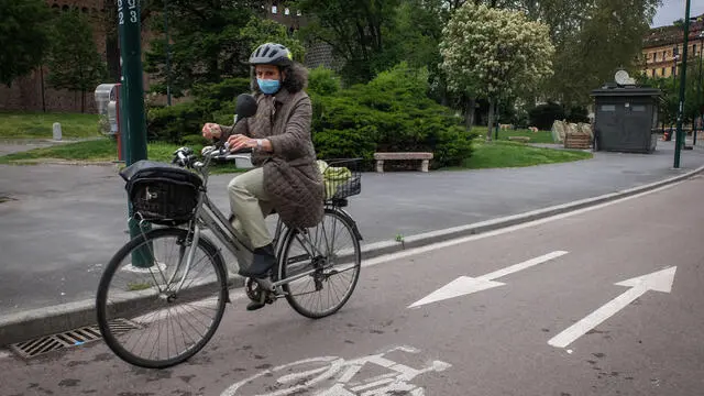 La pista ciclabile in piazza Castello - Previsto l’ampliamento della rete delle piste ciclabili a Milano per la fase di riapertura dopo il lockdown per l’emergenza epidemia coronavirus Covid-19 per evitare l’affollamento sui mezzi pubblici Milano 21 Aprile 2020 Ansa/Matteo Corner