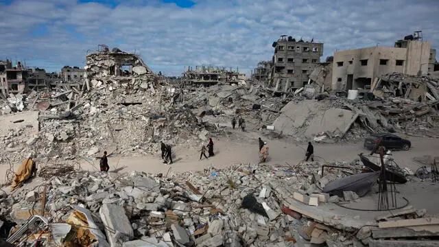 epa11837968 Internally displaced Palestinians walk along a street among the rubble of destroyed buildings amid a ceasefire between Israel and Hamas, in Rafah, southern Gaza Strip, 20 January 2025. Israel and Hamas implemented the first phase of a hostage release and ceasefire deal on 19 January 2025. More than 46,000 Palestinians have been killed in the Gaza Strip, according to the Palestinian Ministry of Health, since Israel launched a military campaign in the strip in response to a cross-border attack led by the Palestinian militant group Hamas on 07 October 2023, in which about 1,200 Israelis were killed and more than 250 taken hostage. EPA/HAITHAM IMAD