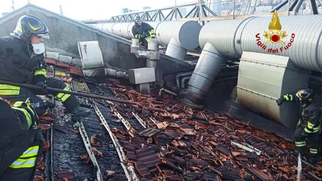 Incendio ai Magazzini del Cotone al Porto Antico di Genova ++NPK++