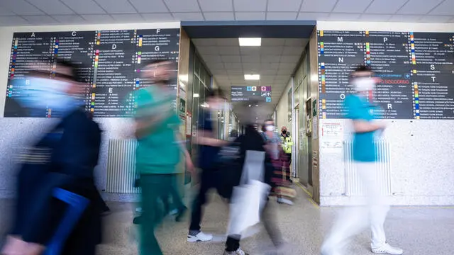 Rifatta la controsoffittatura dell'ingresso dell'Ospedale Molinette, presentato il piano di manutenzione straordinaria, il 2 maggio 2023. Alcuni interventi al piano terra dell'ospedale di corso Bramante, a Torino. ANSA/JESSICA PASQUALON