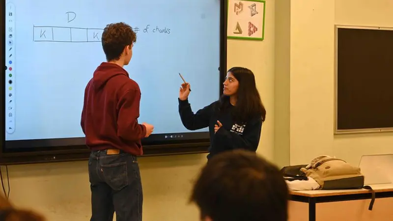 Riddhi Bhagwat insegna a uno studente - Foto Marco Ortogni/Neg © www.giornaledibrescia.it
