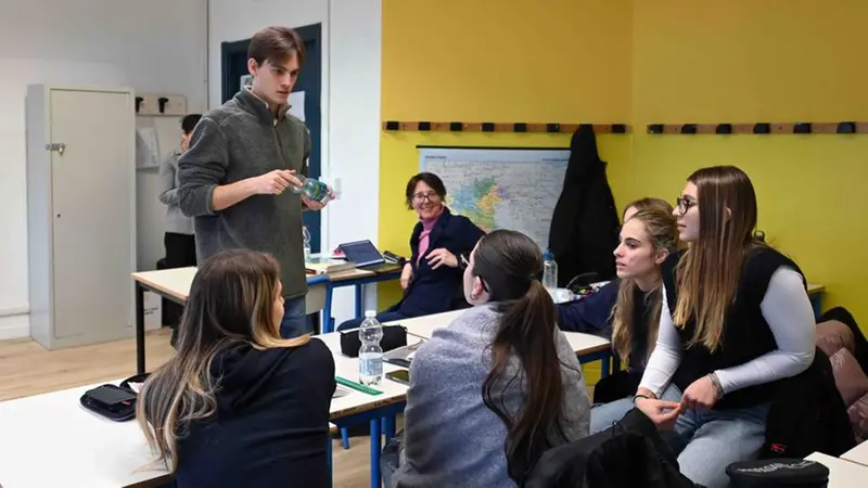 Lars Spinetta con le studentesse - Foto Marco Ortogni/Neg © www.giornaledibrescia.it