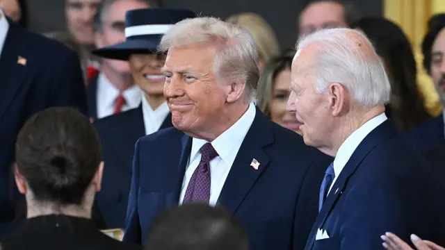 epa11839054 US President Joe Biden (R) looks on as President-elect Donald Trump arrives for the inauguration ceremony before Trump is sworn in as the 47th US President in the US Capitol Rotunda in Washington, DC, USA, 20 January 2025. EPA/SAUL LOEB / POOL