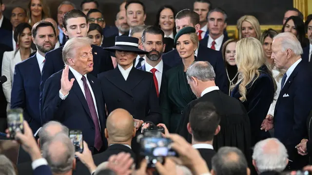 epa11839302 Donald Trump is sworn in as the 47th US President in the US Capitol Rotunda in Washington, DC, USA, 20 January 2025. EPA/SAUL LOEB / POOL