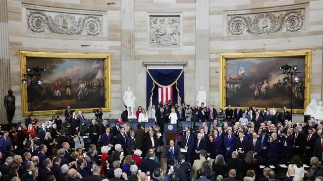 epa11838841 People attend the presidential inauguration of Donald Trump in the Rotunda of the U.S. Capitol in Washington, USA, 20 January 2025. EPA/Fabrizio Bensch / POOL