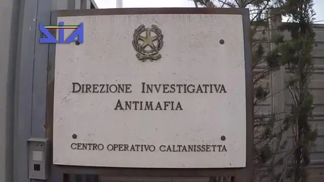 Un fermo immagine tratto da un video della Dia di Caltanissetta, 29 giugno 2022: La Direzione investigativa antimafia ha eseguito un provvedimento di sequestro di beni, per un valore di 2 milioni di euro, emesso dal Tribunale di Caltanissetta, sezione misure di prevenzione, nei confronti di un imprenditore 45enne di Gela, Claudio Domicoli, condannato per associazione mafiosa, estorsione, usura, evasione, detenzione illecita di stupefacenti e detenzione illegale di armi. "L'uomo, attualmente imputato per trasferimento fraudolento di valori, falso e truffa nonché indagato per bancarotta fraudolenta - come si legge nella nota della Dia di Caltanissetta - ha mantenuto negli anni una pericolosità sociale perseguendo e continuando il proprio disegno criminoso, consistito nella gestione di fatto di due aziende a lui riconducibili anche successivamente all'applicazione di una misura cautelare personale". Oggetto del provvedimento sono l'intero capitale sociale ed il complesso aziendale dei beni di due società di Gela operanti nel settore del commercio all'ingrosso di frutta ed ortaggi, due motocicli ed alcuni rapporti bancari direttamente intestati all'imprenditore e a suoi familiari per un valore complessivo di circa 2 milioni di euro. ANSA/CARABINIERI DIA EDITORIAL USE ONLY NO SALES