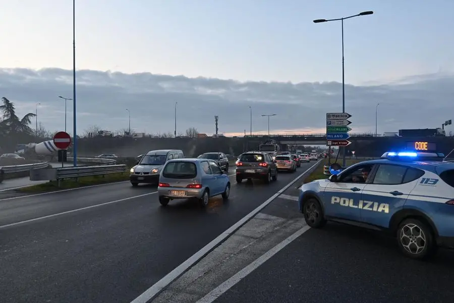 L'intervento dei Vigili del fuoco in tangenziale Sud