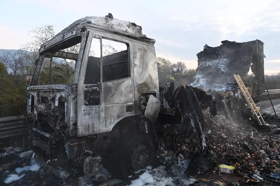 L'intervento dei Vigili del fuoco in tangenziale Sud