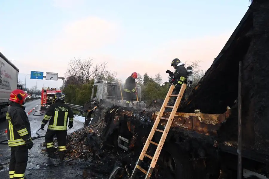 L'intervento dei Vigili del fuoco in tangenziale Sud