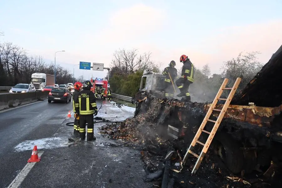 L'intervento dei Vigili del fuoco in tangenziale Sud