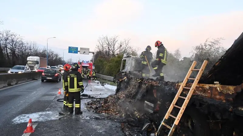 L'intervento dei Vigili del fuoco in tangenziale Sud