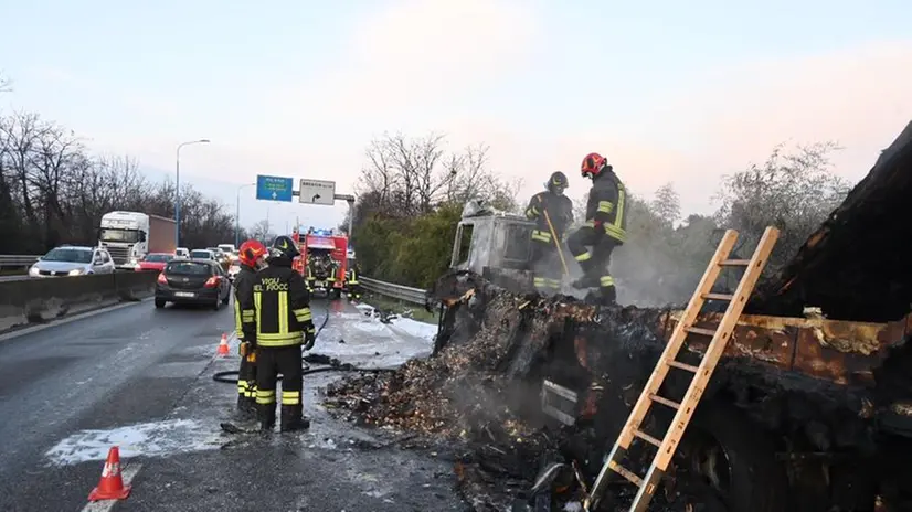 L'intervento dei Vigili del fuoco in tangenziale Sud