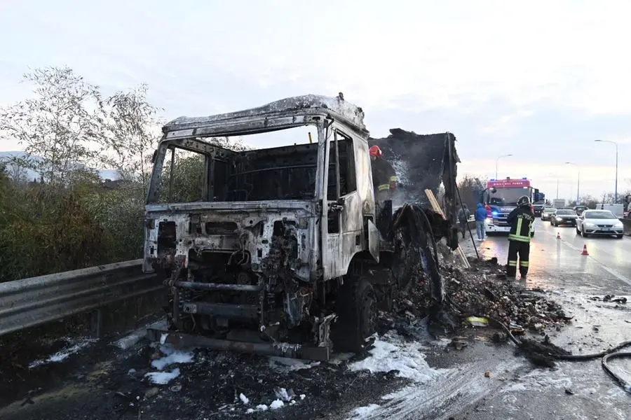 L'intervento dei Vigili del fuoco in tangenziale Sud