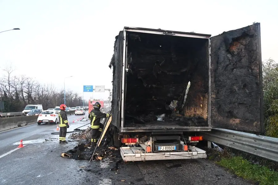 L'intervento dei Vigili del fuoco in tangenziale Sud