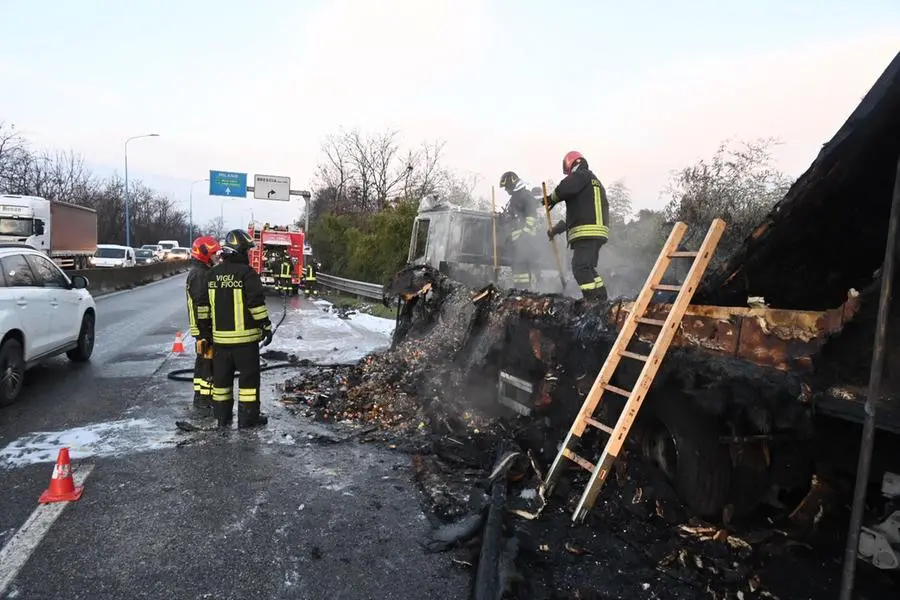 L'intervento dei Vigili del fuoco in tangenziale Sud