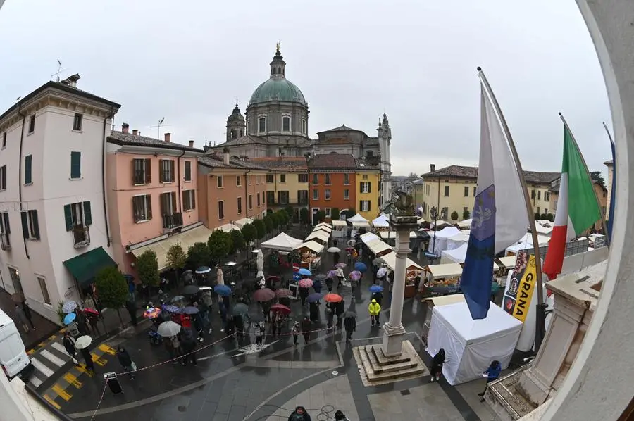 LONATO IN PIAZZA CON NOI REDAZIONE PROVINCIA 19-01-2025  GABRIELE STRADA NEW EDEN GROUP 