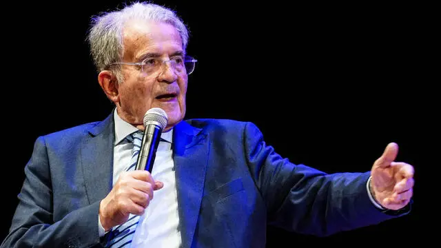 Romano Prodi in un momento della Repubblica delle Idee a palazzo reale. Napoli 21 Aprile 2024. ANSA/CESARE ABBATE