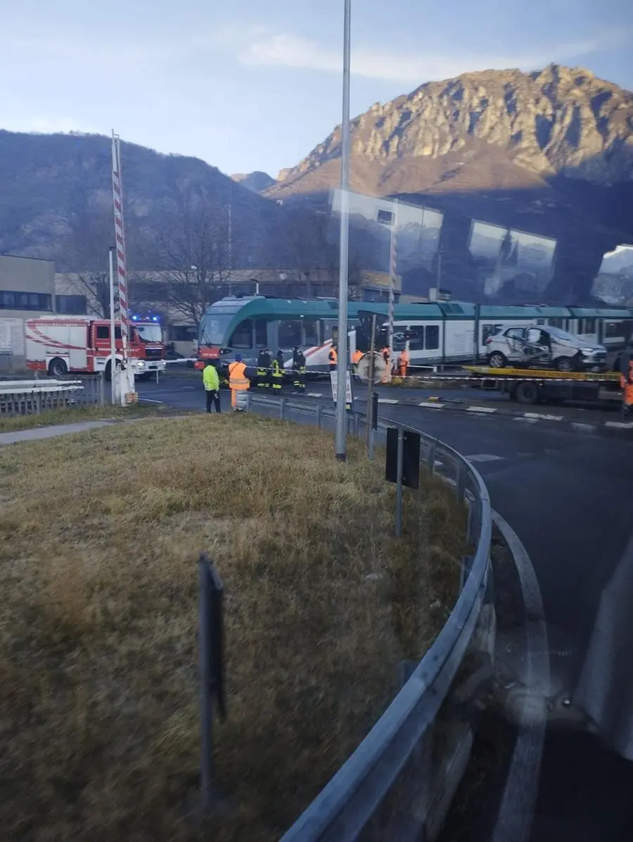 L'auto rimasta bloccata al passaggio livello di Gianico