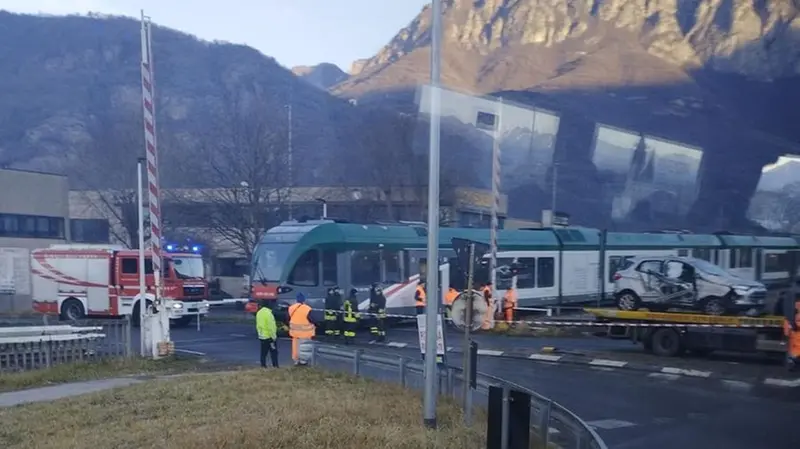 L'auto rimasta bloccata al passaggio livello di Gianico