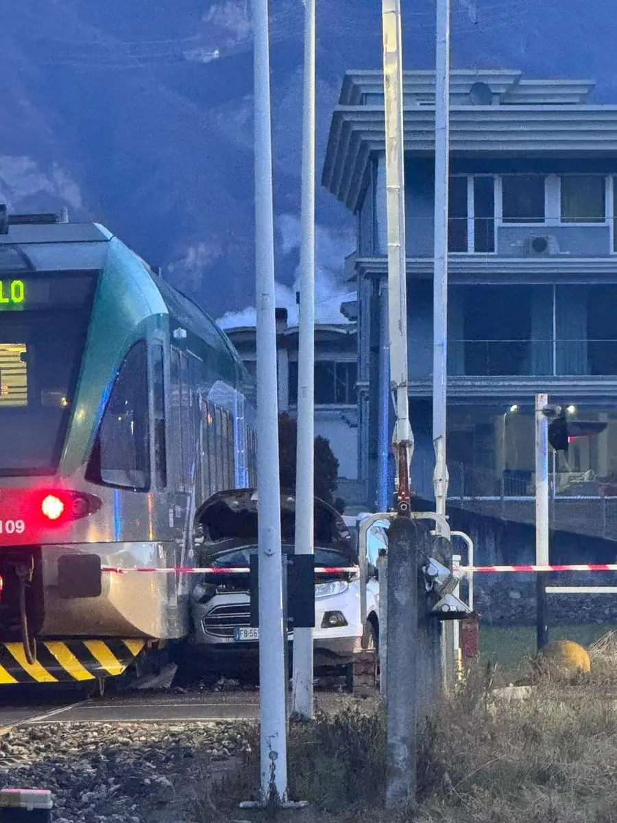 L'auto rimasta bloccata al passaggio livello di Gianico