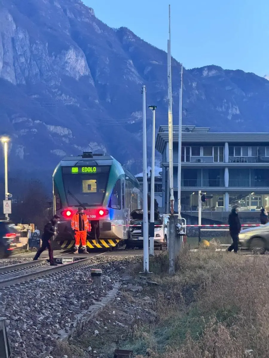 L'auto rimasta bloccata al passaggio livello di Gianico