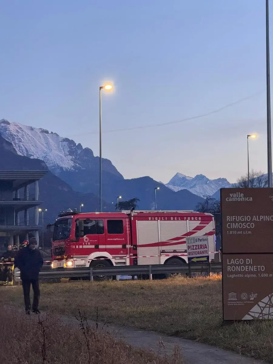 L'auto rimasta bloccata al passaggio livello di Gianico