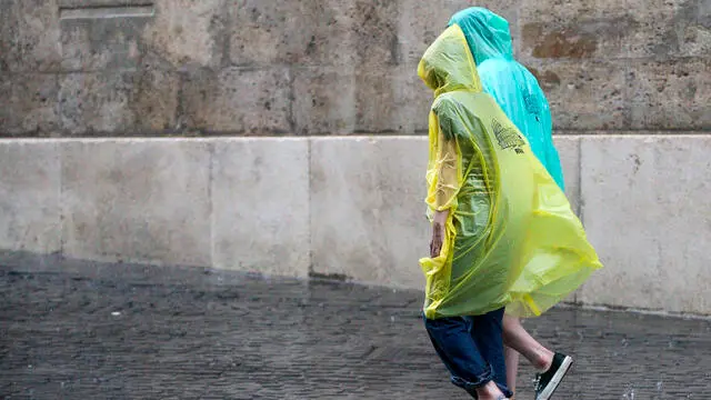 Turisti si riparano dalla pioggia per il temporale abbattutosi sulla Capitale, Roma, 03 settembre 2024. ANSA/ANGELO CARCONI