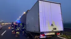 Furgone tampona camion in A13 nel Ferrarese, un morto e code In direzione Bologna ci sono file per almeno nove chilometri