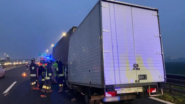 Furgone tampona camion in A13 nel Ferrarese, un morto e code In direzione Bologna ci sono file per almeno nove chilometri