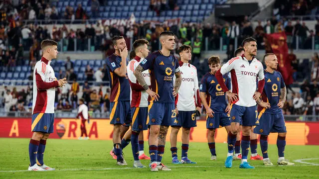 Roma’s players lok at the stands of the fans after winning at the end of the Italian Serie A soccer match between AS Roma vs Udinese Calcio at the Olimpico stadium in Rome, Italy, 22 September 2024. ANSA/GIUSEPPE LAMI