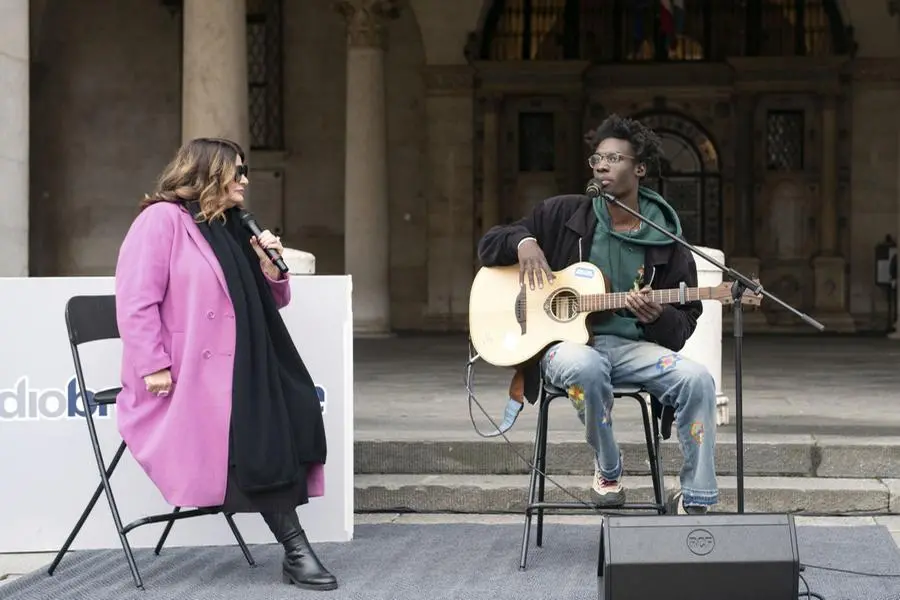 Sidy Casse presenta il suo nuovo singolo in piazza Loggia