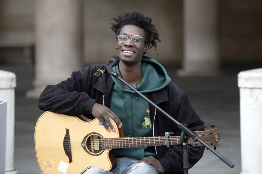 Sidy Casse presenta il suo nuovo singolo in piazza Loggia