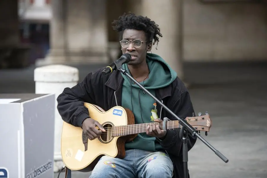 Sidy Casse presenta il suo nuovo singolo in piazza Loggia