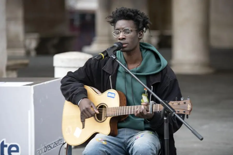 Sidy Casse presenta il suo nuovo singolo in piazza Loggia