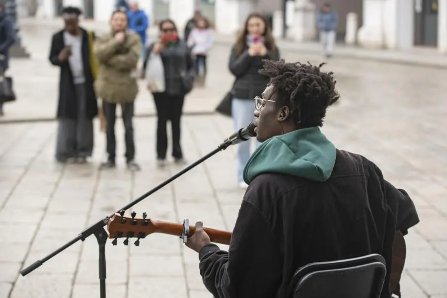 Sidy Casse presenta il suo nuovo singolo in piazza Loggia