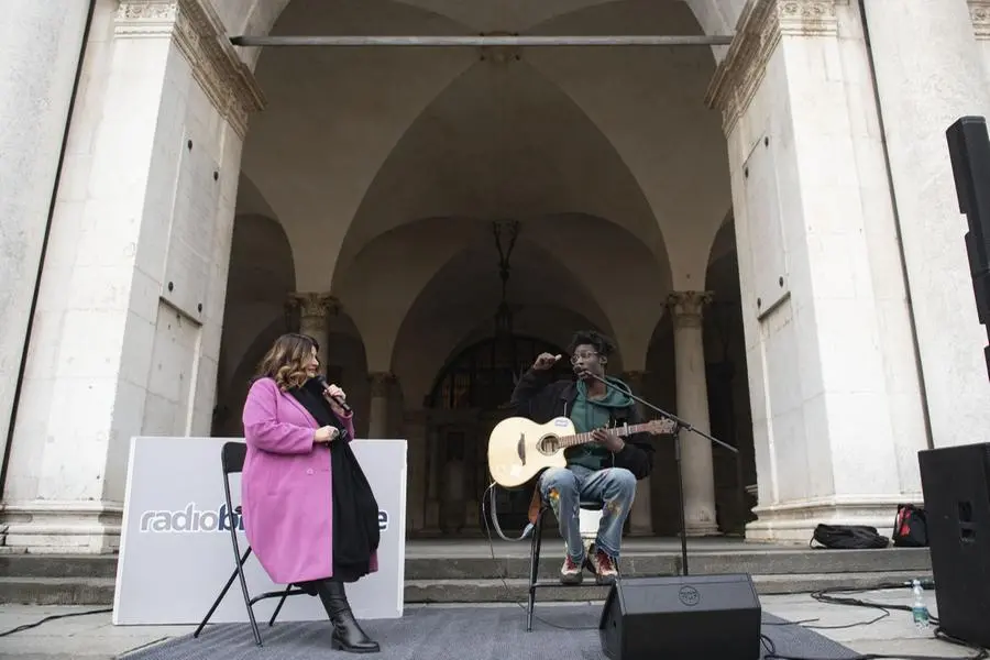 Sidy Casse presenta il suo nuovo singolo in piazza Loggia