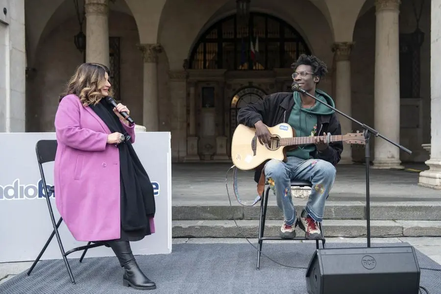 Sidy Casse presenta il suo nuovo singolo in piazza Loggia