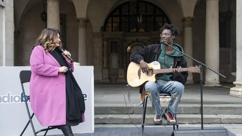 Sidy Casse presenta il suo nuovo singolo in piazza Loggia