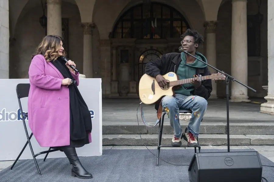 Sidy Casse presenta il suo nuovo singolo in piazza Loggia