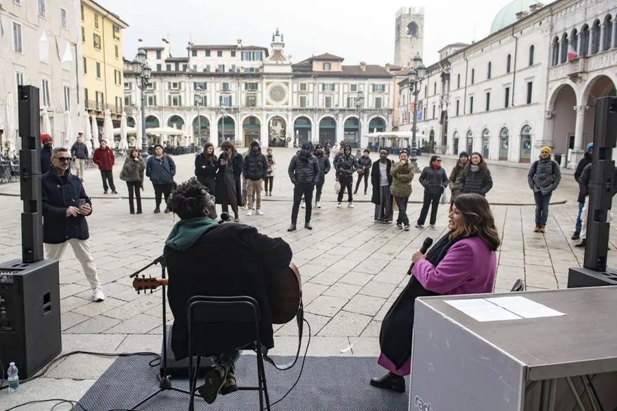 Sidy Casse presenta il suo nuovo singolo in piazza Loggia