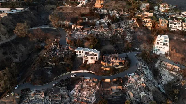 epaselect epa11827699 A photo taken by a drone shows an aerial view of a neighborhood destroyed by the Palisades wildfire in Malibu, California, USA, 15 January 2025. Multiple wildfires, which have already destroyed thousands of homes and forced the evacuation of numerous neighborhoods, continue to burn across thousands of acres in Southern California, including the Los Angeles area. EPA/TED SOQUI