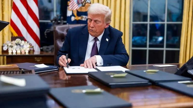 Donald Trump mentre firma uno dei suoi primi ordini esecutivi - Foto Ansa/Epa © www.giornaledibrescia.it