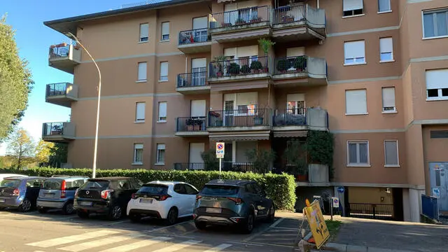 La Squadra mobile della questura di Bergamo ha arrestato questa mattina una donna ucraina con l'accusa di aver ucciso, il 22 aprile del 2022, la donna di 77 anni che assisteva come badante, facendola cadere dal balcone della sua casa, al quarto piano di un palazzo di Colognola, alle porte di Bergamo. Inizialmente la morte dell'anziana era stata classificata come suicidio. Le indagini della polizia hanno portato oggi alla svolta. È così emerso che il giorno del delitto la vittima aveva scoperto che la sua domestica le aveva sottratto il bancomat e prelevato duemila euro: questo sarebbe, per gli investigatori, il movente del delitto, 15 novembre 2023. ANSA/MICHELE MARAVIGLIA