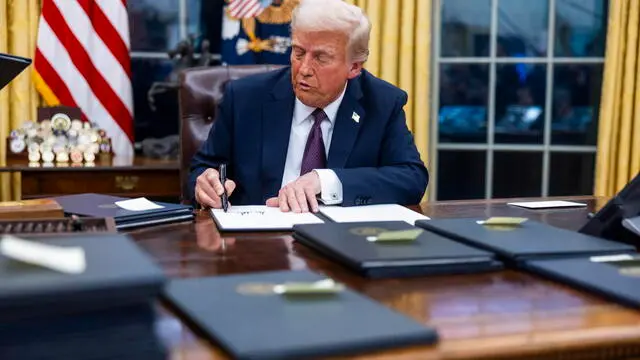 epa11840843 US President Donald Trump signs numerous executive orders, including pardons for defendants from the January 6th riots and a delay on the TikTok ban, on the first day of his presidency in the Oval Office of the White House in Washington, DC, USA, 20 January 2025. Trump, who defeated Kamala Harris to become the 47th president of the United States, was sworn in earlier in the day, though the planned outdoor ceremonies and events were cancelled due to extremely cold temperatures. EPA/JIM LO SCALZO / POOL